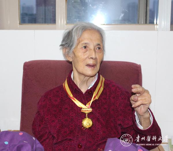 我校抗战离休老干部张秀英(原贵阳医学院幼儿园园长,89岁)